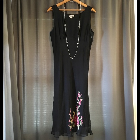 Robbie Bee Dresses & Skirts - EUC*100% SILK sleeveless dress w/ beaded detail